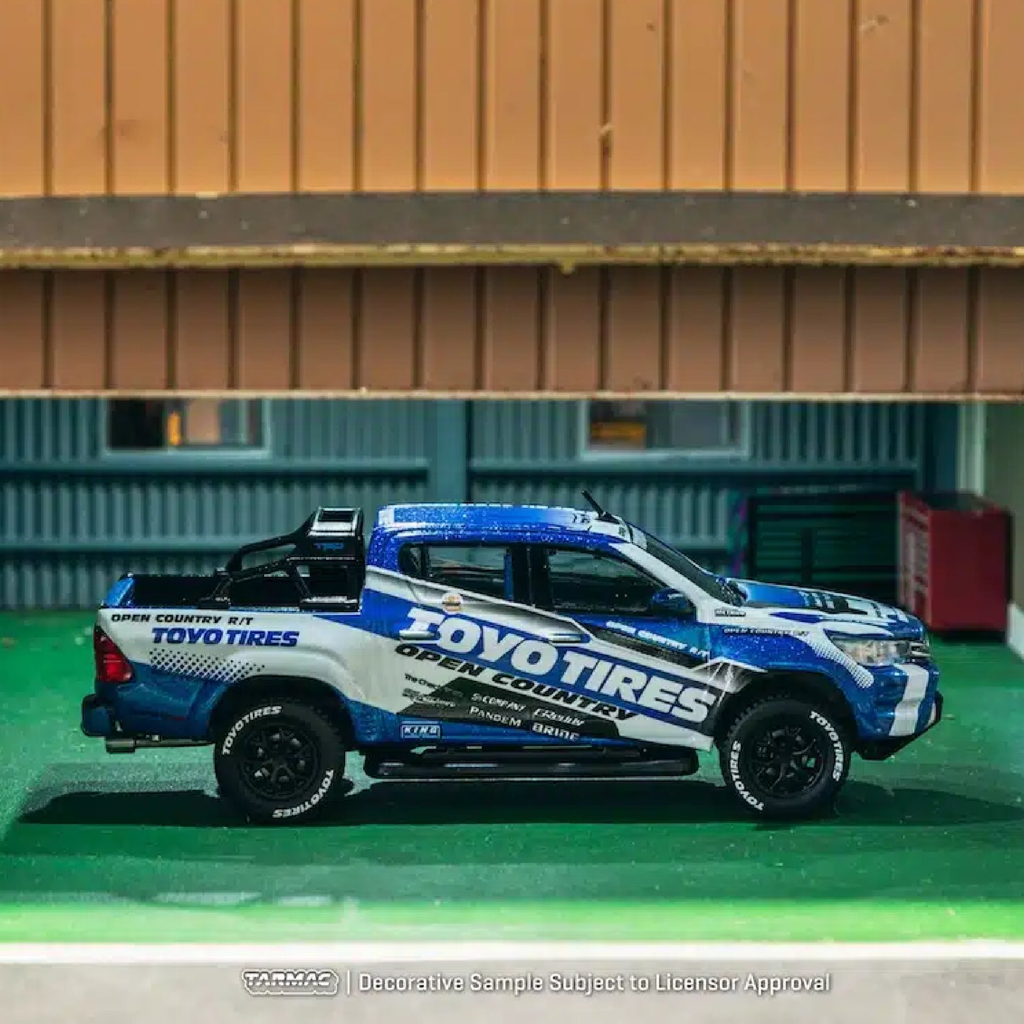 Toyota Hilux TOYO Tires - Tarmac Works 1:64 (PRE ORDEN)
