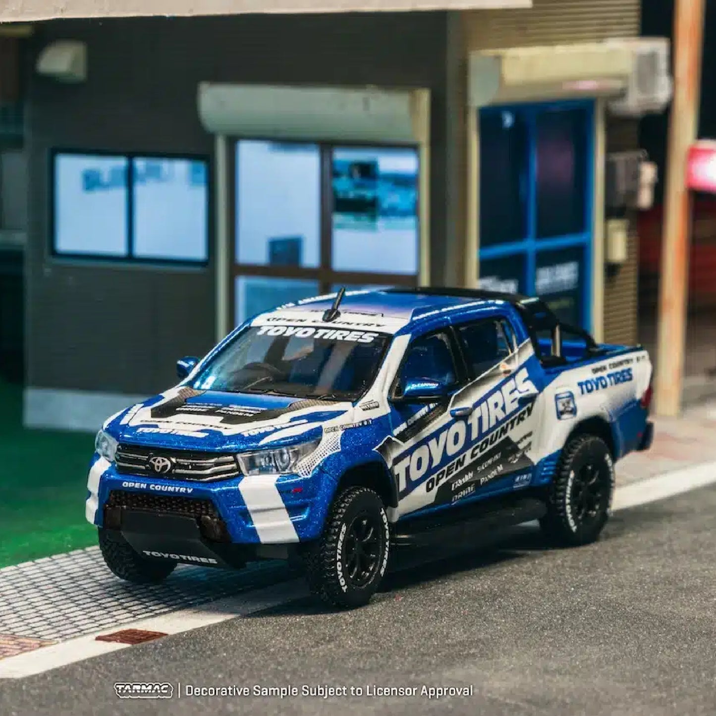 Toyota Hilux TOYO Tires - Tarmac Works 1:64 (PRE ORDEN)
