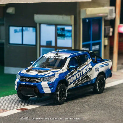 Toyota Hilux TOYO Tires - Tarmac Works 1:64 (PRE ORDEN)
